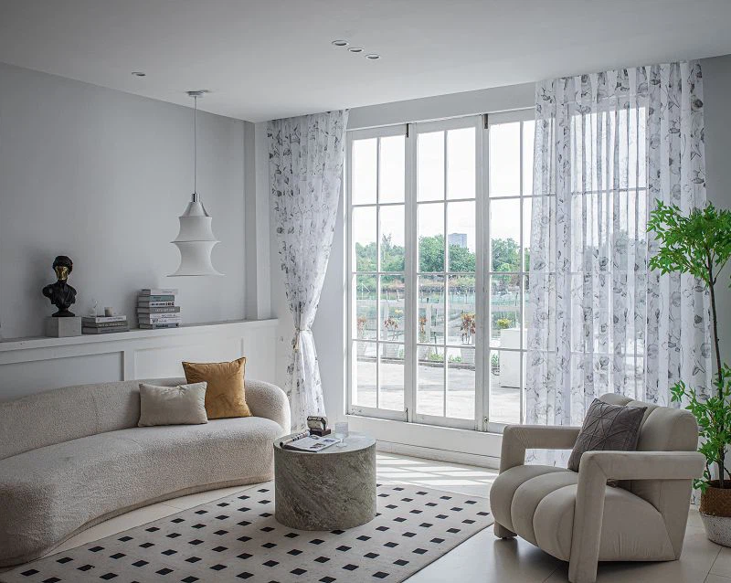 Paravent Doli FabricWindow avec imprimé pivoine au centre doré